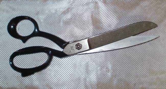 Heavy-duty shears for cutting fibreglass fabric