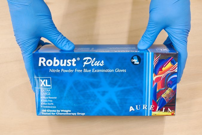 Disposable nitrile gloves with long cuffs for protecting hands from epoxy
